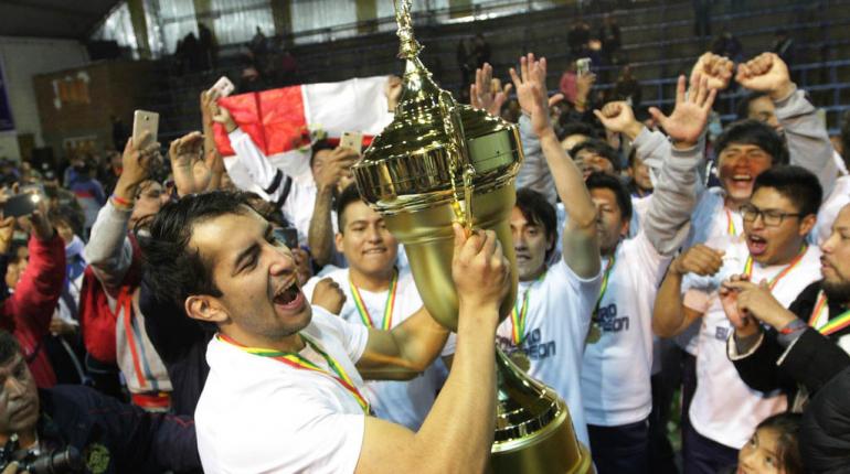 Calero celebra el bicampeonato. | APG