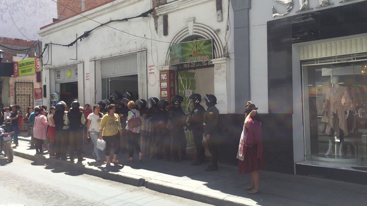 Aduana incauta ropa americana en un llamativo operativo policial en el centro de Tarija