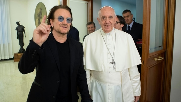 Bono y el papa Francisco (Reuters)