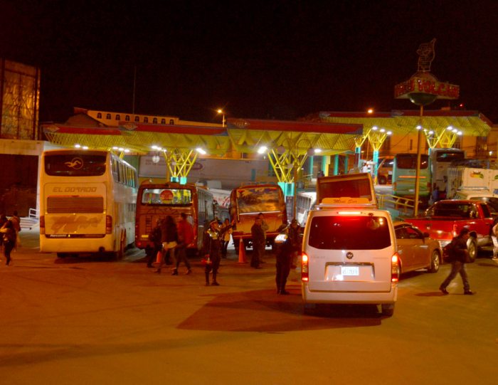 Columnas de vehículos permanecieron en diferentes surtidores de La Paz debido a la escasez de combustibles, situación que no fue aclarado por las autoridades correspondientes.