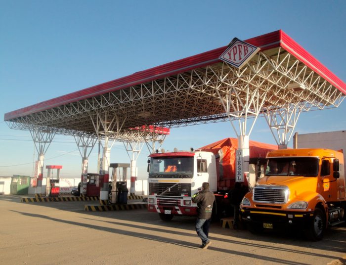En la carretera a Laja y Desaguadero ningún surtidor tenía combustible, lo que obligó a los conductores a comprar el energético en las estaciones de servicio del Perú.
