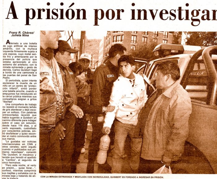 Imagen del momento en que el periodista Carlos Quisbert ingresa en el penal de San Pedro de La Paz, en el año 2015.