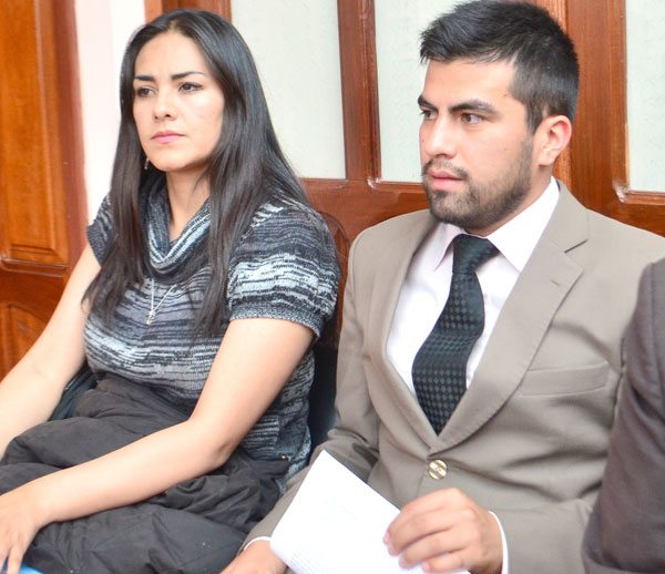 YARMILA MORA VERA, LA EXPERITO, JUNTO AL ABOGADO DE LA ASAMBLEA PERMANENTE DE DERECHOS HUMANOS.