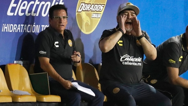 Diego Maradona dando indicaciones en Dorados de Sinalo AP