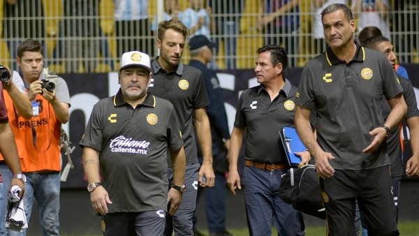Diego Maradona junto a su cuerpo técnico en Dorados de Sinaloa (EFE)