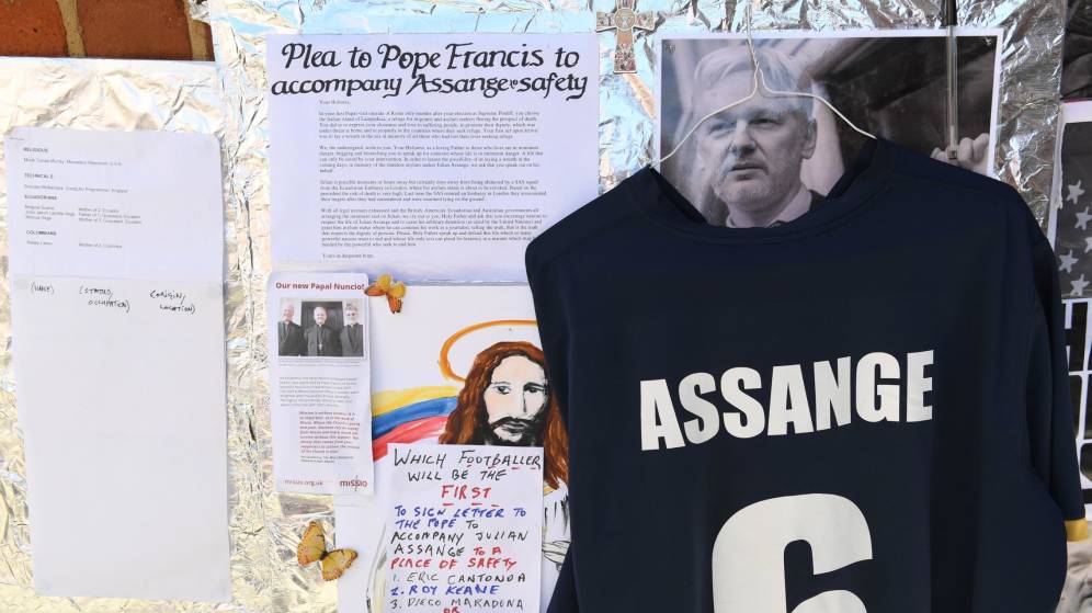 Foto: Mensajes de apoyo a Julian Assange en el exterior de la Embajada de Ecuador en Londres, en agosto de 2018. (EFE)