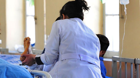 Un médico atiende a un paciente en el hospital de Clínicas de la ciudad de La Paz. 