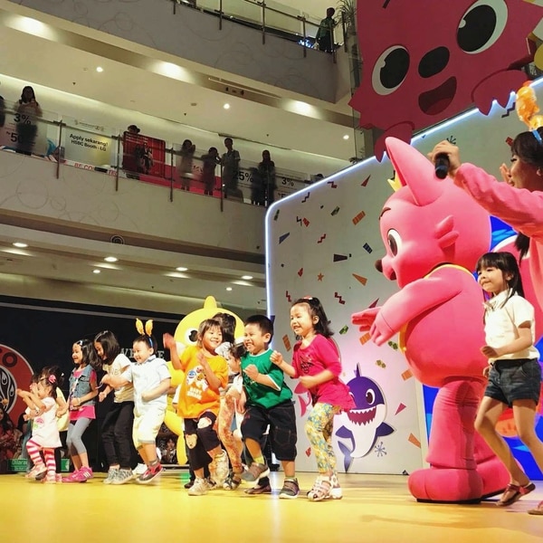 Niños escuchando la canción “Baby Shark” en un evento en Indonesia (Pinkfong)