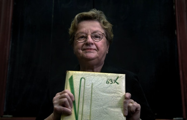 Joan Levin con su álbum de egresada 1960 de la escuela secundaria Parkville. (Michael S. Williamson/The Washington Post)