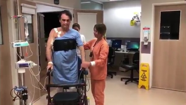 Jair Bolsonaro recuperándose tras ser apuñalado en un acto de campaña