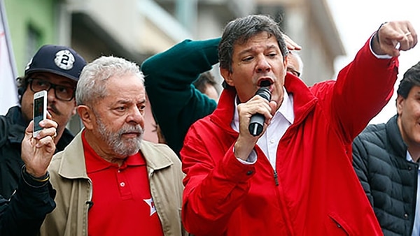 Lula da Silva junto a Fernando Haddad. El candidato petista basa su campaña en la cercanía con el expresidente