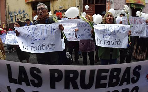 Amigos y familiares del médico Jhiery Fernández, el lunes, reclaman su liberación en puertas del Tribunal Décimo de Sentencia