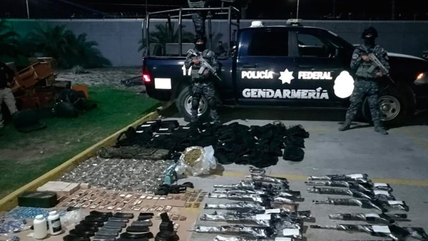 El arsenal hallado bajo tierra, escondido en un contenedor de plástico.