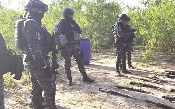 Militares y policías federales encontraron las armas durante una persecución.