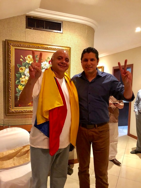 Fernando Balda (derecha), es conocido líder opositor al ex presidente Correa. (Twitter: @fernandobalda)