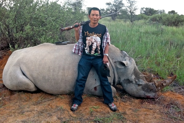 Chumlong Lemtongthai con un presunto trofeo de caza (The New York Times/Julian Rademeyer)