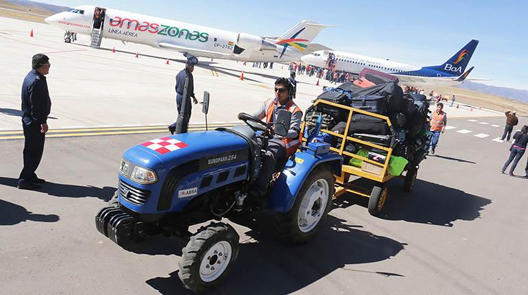 Aviones en la pista de aterrizaje del aeropuerto de Alcantarí. | CORREO DEL SUR