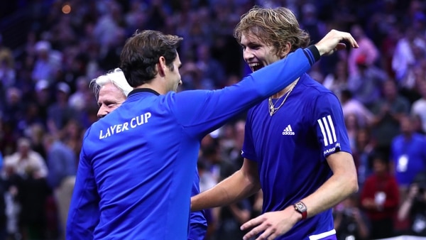 Roger Federer y Zverev celebraron la victoria en la Laver Cup (AFP)