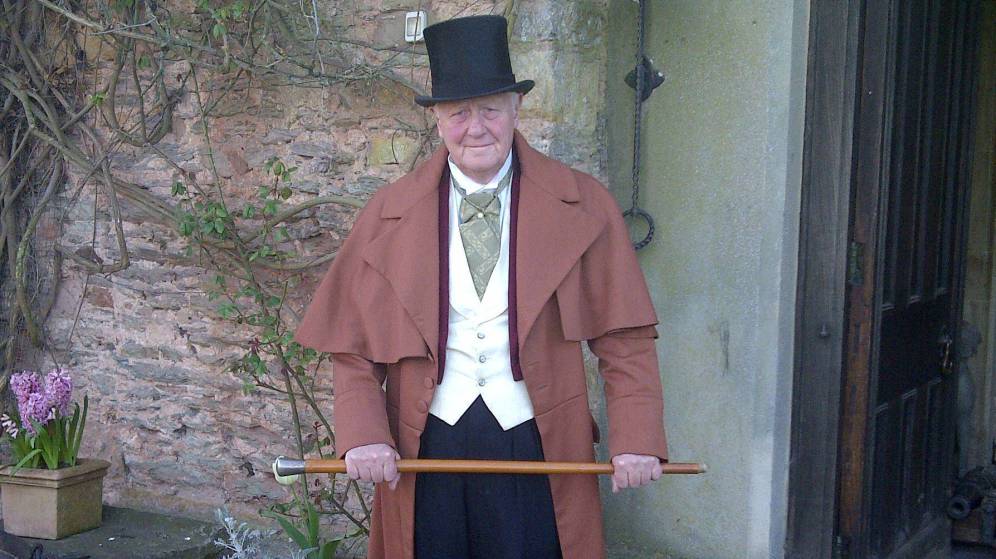 Foto: Sir Benjamin Slade en la puerta de su casa en Somerset. (Facebook)