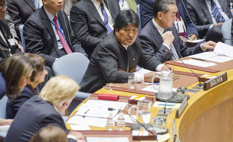 Los presidentes Donald Trump (EEUU) y Evo Morales (Bolivia) cruzan miradas durante la sesión del Consejo de Seguridad de la Organización de Naciones Unidas. Foto¨: @evoespueblo