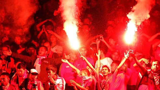 Liga de Indonesia es suspendida por la muerte de un aficionado en pelea Liga de Indonesia es suspendida por la muerte de un aficionado en pelea