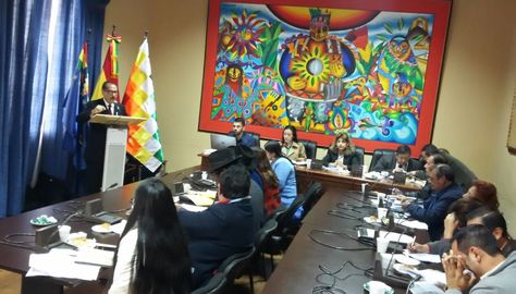El postulante Constantino Coca Sejas expone en la Comisión de Justicia Plural.
