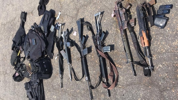 Las autoridades confiscaron una serie de armas largas