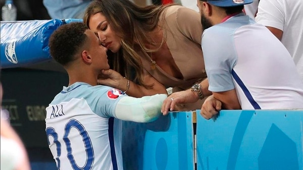 Dele Alli junto a su novia