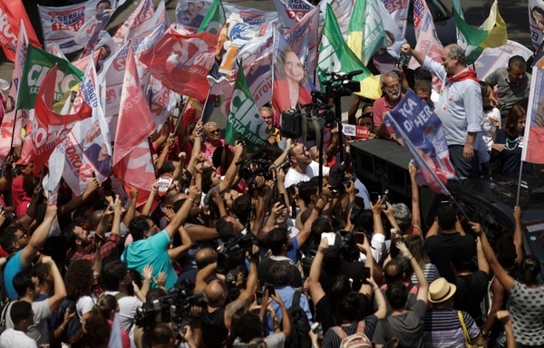El candidato de centro izquierda Ciro Gomes durante un acto de campaña en Rio de Janeiro (REUTERS/Ricardo Moraes)