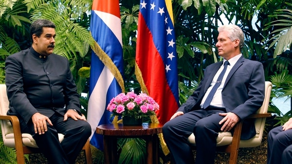 Miguel Díaz-Canel recibió el 21 de abril de 2018 en el Palacio de la Revolución de La Habana a su homólogo venezolano, Nicolás Maduro, el primer jefe de estado que visitó la isla tras el relevo presidencial ocurrido en la isla (EFE/Ernesto Mastrascusa/POOL)