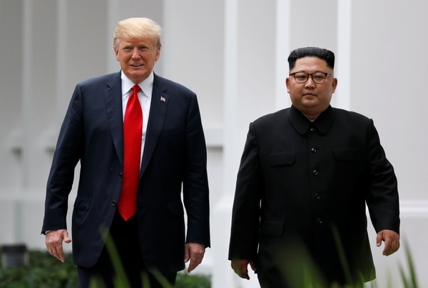 El mandatario estadounidense Donald Trump y el dictador norcoreano Kim Jong-un en la cumbre en Singapur el 12 de junio de 2018 (REUTERS/Jonathan Ernst)