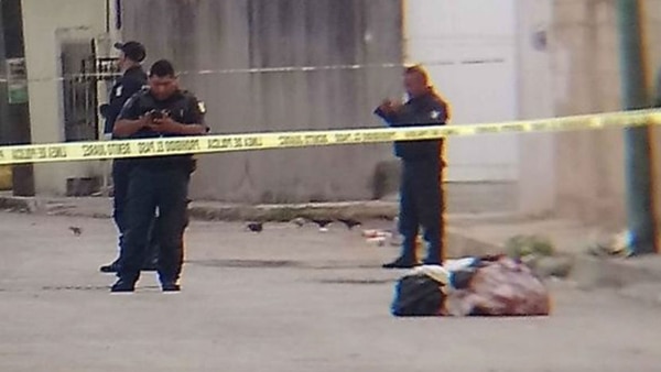 Las autoridades locales hallaron los cuerpos de los marinos abandonados en la calle (Cortesía Sipse)