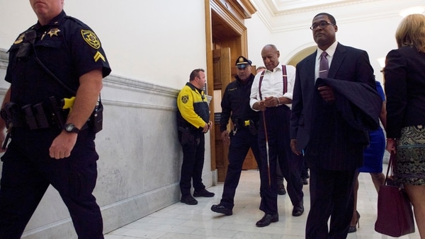 Bill Cosby, esposado (Reuters)