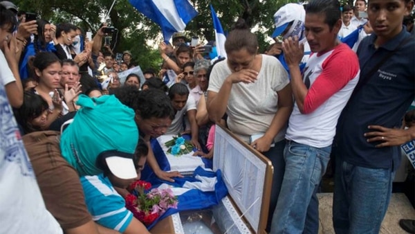 Familiares lloran en el funeral de Matt Andrés Romero, víctima del régimen de Ortega y Murillo. (LA PRENSA/JADER FLORES)
