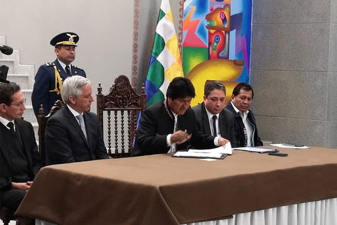 El presidente Evo Morales promulga la ley Creación de Salas Constitucionales.