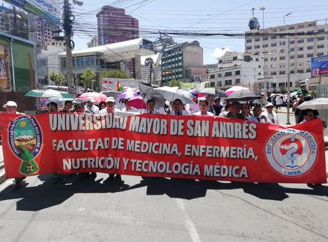 Un grupo de médicos de La Paz marchan en las calles de Miraflores.