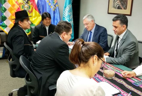El presidente Evo Morales y el equipo jurídico boliviano reunido en Estados Unidos, el 24 de septiembre. 