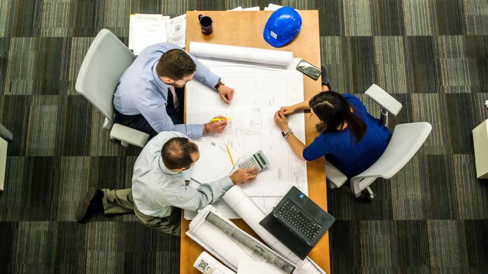Foto: Un grupo de trabajadores conversa durante una reunión (Pexels)