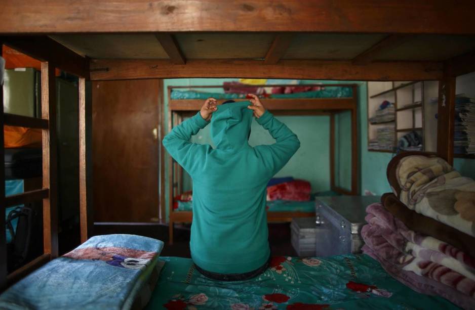 Pooja Bohara, víctima de una violación, en su habitación en un centro de rehabilitación de Katmandú, Nepal. (Reuters)