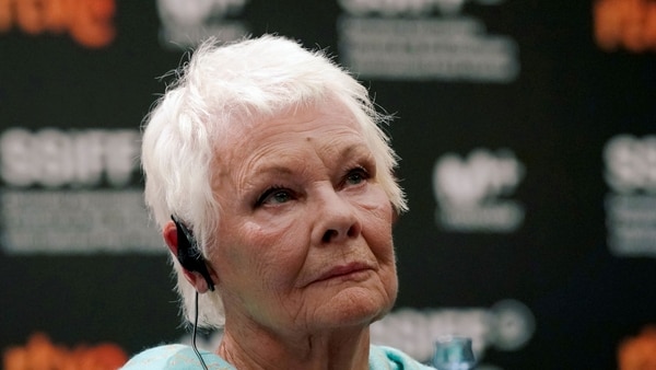 Dench describió a Spacey como “un buen amigo” y “un apoyo incalculable” cuando trabajaron juntos en “The Shipping News” de 2001, tras la muerte del marido de la actriz