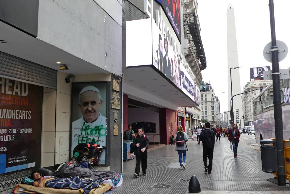 Dos hombres duermen en la calle, a metros del Obelisco de Buenos Aires.