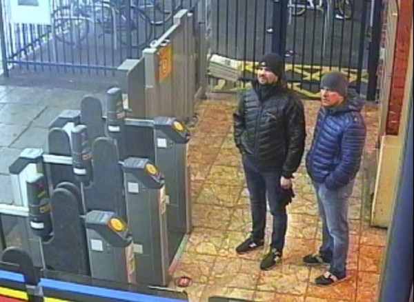 En esta imagen se muestra a los sospechosos en la estación de tren de Salisbury, el 3 de marzo de 2018 (Policía Metropolitana vía AP)
