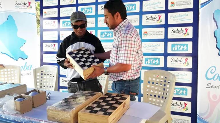 Entrega de material al deporte para ciegos. | AFP