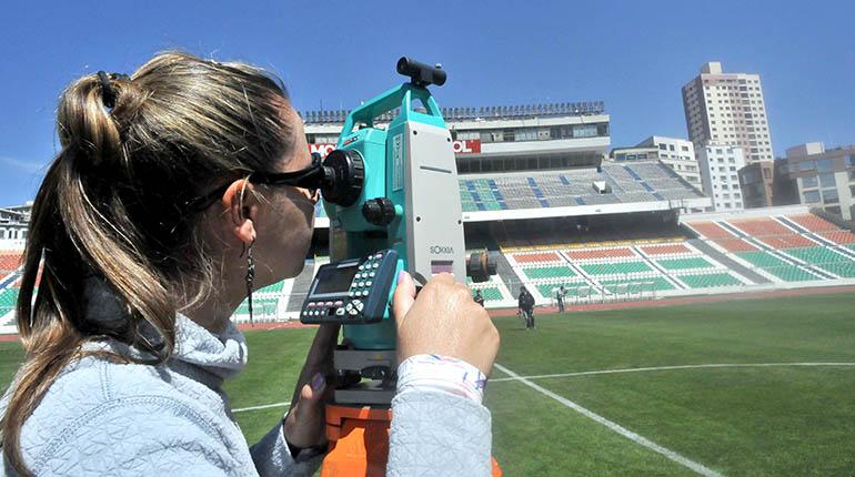 Representantes de la empresa Arena Estadios durante la inspección, ayer. | MARKA REGISTRADA