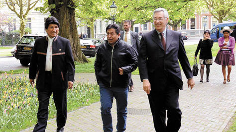 El presidente Evo Morales, el canciller David Choquehuanca y el embajador de Bolivia ante la CIJ, Eduardo Rodríguez, en la presentación de la memoria. Foto ABI