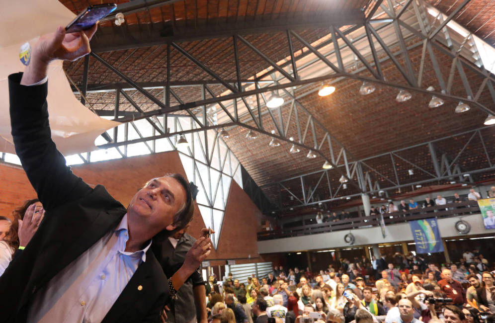 Foto: El candidato presidencial Jair Bolsonaro se hace un 'selfie' durante un mitin electoral en Porto Alegre, Brasil. (Reuters)