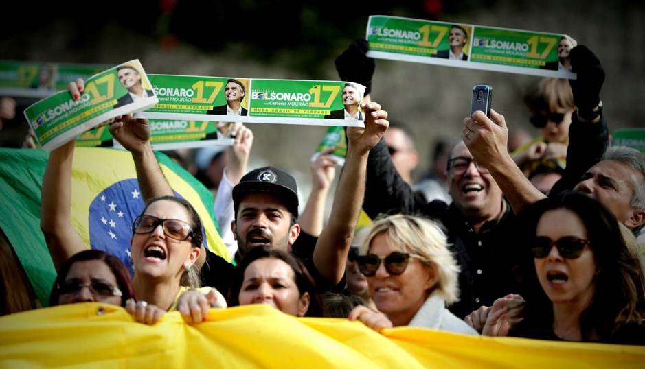 Seguidores del ultraderechista Jair Bolsonaro se reúnen ante el hospital Albert Einstein en Sao Paulo, Brasil. (EFE)