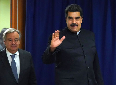 El presidente de Venezuela, Nicolás Maduro (der.), saluda tras reunirse con el secretario general de las Naciones Unidas, Antonio Guterres. Foto: AFP