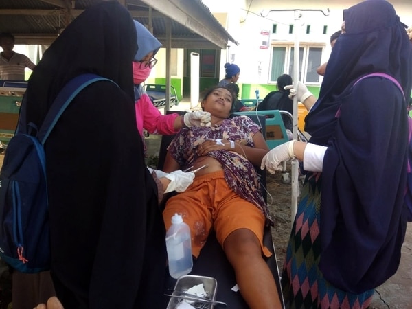 EPA2545. PALU (INDONESIA), 28/09/2018.- Una residente recibe atención médica tras un terremoto de magnitud 7,5 que sacudió la isla de Célebes, situada en el norte de Indonesia. (EFE)