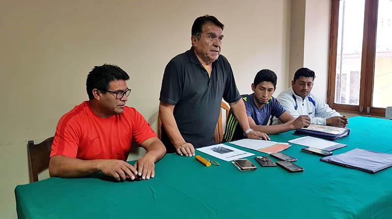 Osvaldo Mercado (centro) junto a los deportistas que hicieron la denuncia, ayer. | LOS TIEMPOS